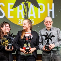 Gruppenbild der Preisträger:innen des Literaturpreises SERAPH 2025 auf der Leipziger Buchmesse