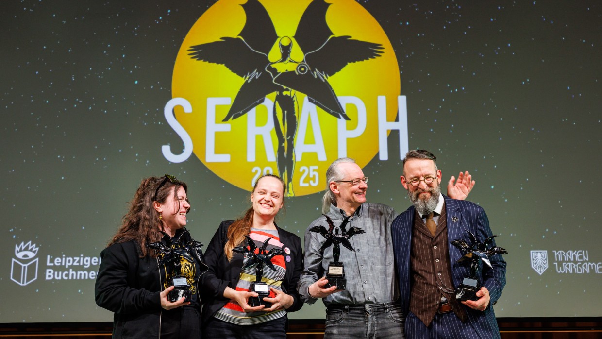 Gruppenbild der 4 Preisträger:innen des Literaturpreises SERAPH 2025 auf der Leipziger Buchmesse