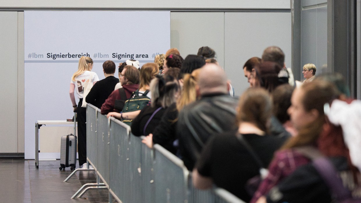 Lange Warteschlange im Signierbereich der Leipziger Buchmesse 2025 Lange Warteschlange im Signierbereich der Leipziger Buchmesse 2025