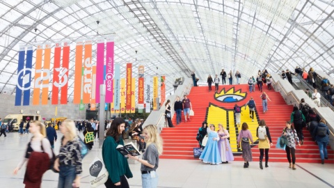 Impression von dem Innenbereich Glashalle der Leipziger Messe mit roter Treppe auf der Buchmesse 2025
