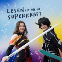 Zwei Personen in Anime-Kleidung stehen vor einer bunten Leinwand mit den Farben der Buchmesse 2025