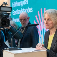 Astrid Böhmisch, Direktorin der Leipziger Buchmesse, bei der Eröffnung des Gastlandstandes Norwegen.