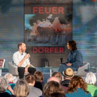 Thomas Weiler, Preisträger des Preises der Leipziger Buchmesse 2025 in der Kategorie Übersetzung, auf der ARD, ZDF, 3sat Literaturbühne in der Glashalle