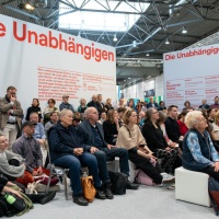 Viele Besucher:innen hören gespannt zu auf der Buchmesse 2025