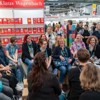 Gesprächsrunde mit vielen Besucherinnen auf der Buchmesse 2025