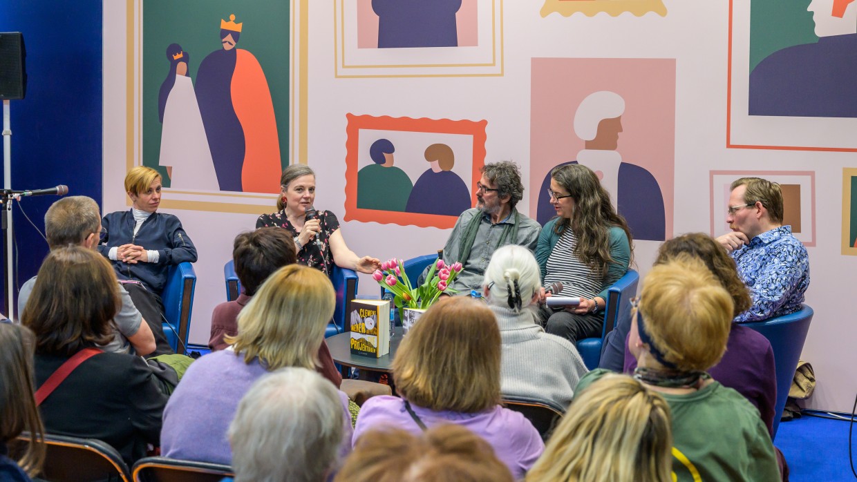 Gesprächsrunde mit 5 Leuten auf der Traduki-Bühne bei der Leipziger Buchmesse 2025, Copyright: Alexandra Invanciu Gesprächsrunde mit 5 Leuten auf der Traduki-Bühne bei der Leipziger Buchmesse 2025, Copyright: Alexandra Invanciu