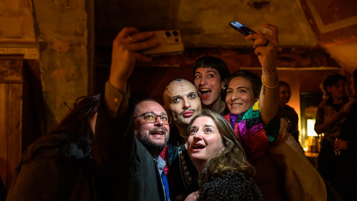 5 Besuchende der Leipziger Messe 2025 machen gemeinsam ein Selfie, Copyright: Alexandra Invanciu 5 Besuchende der Leipziger Messe 2025 machen gemeinsam ein Selfie, Copyright: Alexandra Invanciu