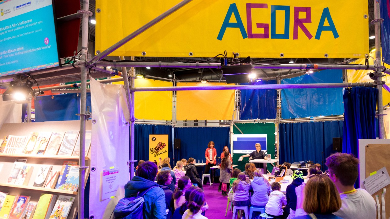 Veranstaltung mit vielen Kindern in der Agora des UVERSE auf der Leipziger Buchmesse 2025 Veranstaltung mit vielen Kindern in der Agora des UVERSE auf der Leipziger Buchmesse 2025