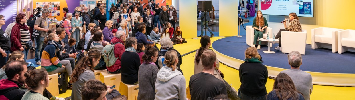 Veranstaltung in der Audiwelt vor vollbesetztem Publikum während der Leipziger Buchmesse 2026