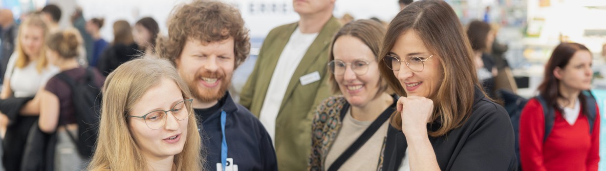 Aussteller-Team berät Besucher:innen am Stand auf der Leipziger Buchmesse 2026