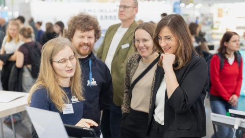 Aussteller-Team berät Besucher:innen am Stand auf der Leipziger Buchmesse 2026