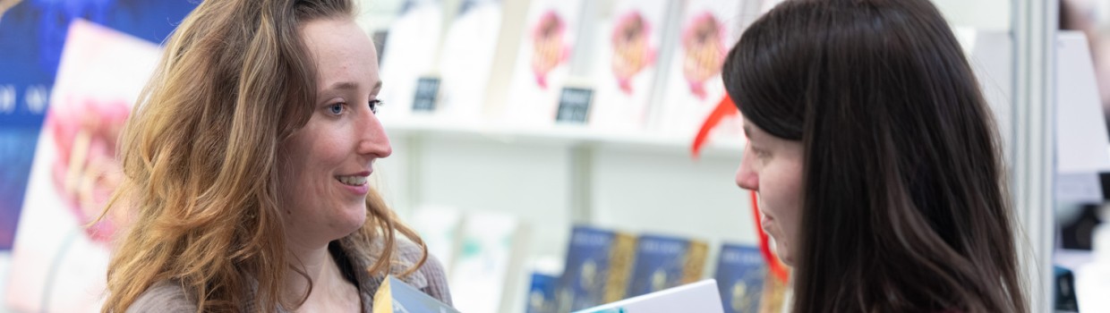 zwei Frauen im Gespräch auf der Leipziger Buchmesse 2026