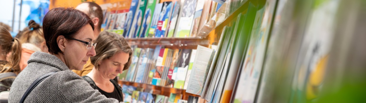 Messestand mit stöbernden Besucher:innen auf der Leipziger Buchmesse 2026