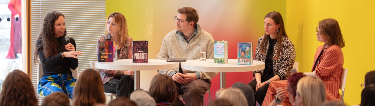 Bühnengespräch mit mehreren Autor:innen im BL:OOM – BloggerRoom der Leipziger Buchmesse 2026