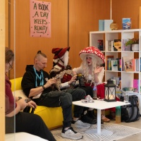 Personen sitzen in einer Runde in einer Sofaecke im BL:OOM – BloggerRoom der Leipziger Buchmesse 2026
