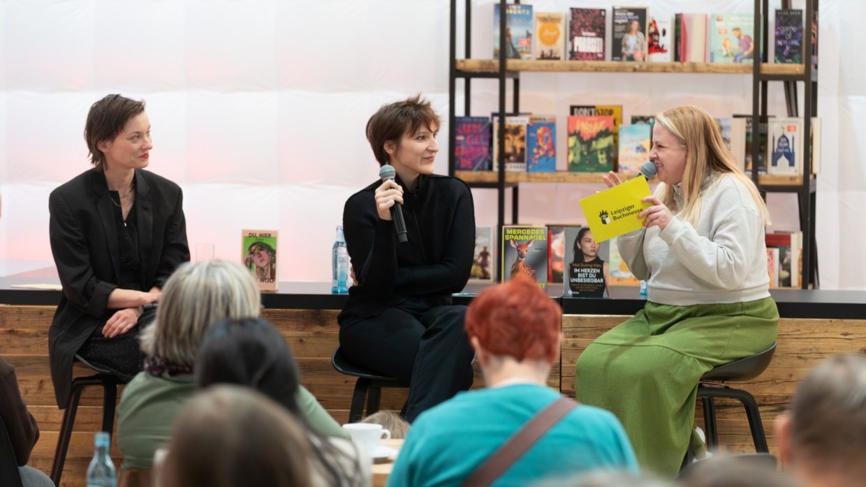 Eine Autorin im Gespräch mit den Moderatorinenn in der #buchbar während der Leipziger Buchmesse 2026