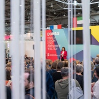 Christina Beinhoff spricht auf der Bühne des Fokusthemas Donau vor vollbesetztem Publikum auf der Leipziger Buchmesse 2026