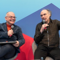 2 Männer im Gespräch auf der Bühne des Fokusthemas Donau auf der Leipziger Buchmesse 2026