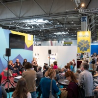 mehrere Personen im Gespräch auf der Bühne des Fokusthemas Donau auf der Leipziger Buchmesse 2026