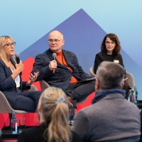 mehrere Personen im Gespräch auf der Bühne des Fokusthemas Donau auf der Leipziger Buchmesse 2026
