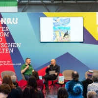 Stephan Ozsváth und Christian Schmiedbauer im Gespräch auf der Bühne des Fokusthemas Donau auf der Leipziger Buchmesse 2026