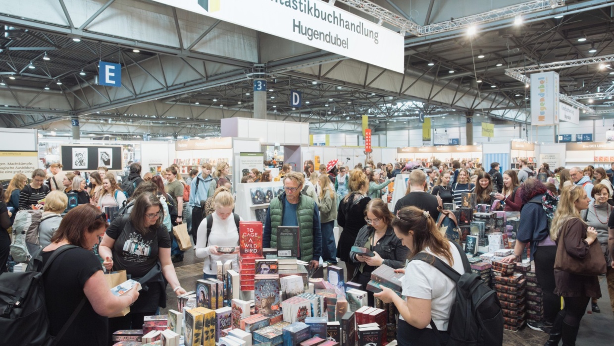 Volle Messehalle mit Besucher:innen in der Messebuchhandlung auf der Leipziger Buchmesse 2026
