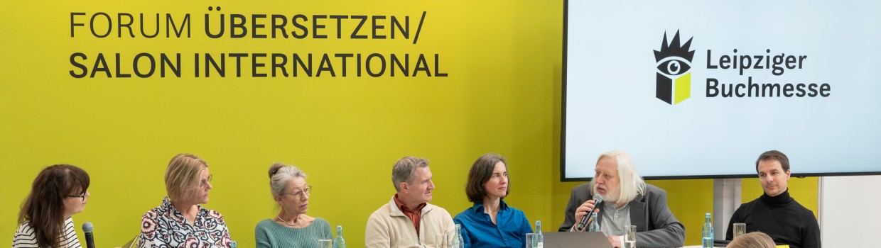 mehrere Personen im Gespräch auf der Bühne des Forums Übersetzen auf der Leipziger Buchmesse 2026