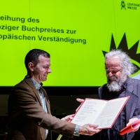 Miljenko Jergović erhält Leipziger Buchpreis zur Europäischen Verständigung 2026 überreicht durch Sebastian Guggolz, Vorsteher des Börsenvereins des Deutschen Buchhandels e. V.