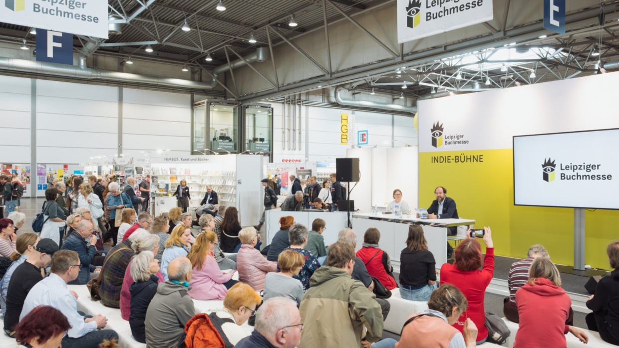 Vollbesetzte Veranstaltung auf der Indie Bühne der Leipziger Buchmesse 2026