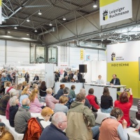 Vollbesetzte Veranstaltung auf der Indie Bühne der Leipziger Buchmesse 2026