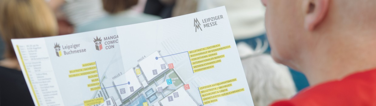 Älterer Besucher studiert den Hallenplan auf der Leipziger Buchmesse 2026