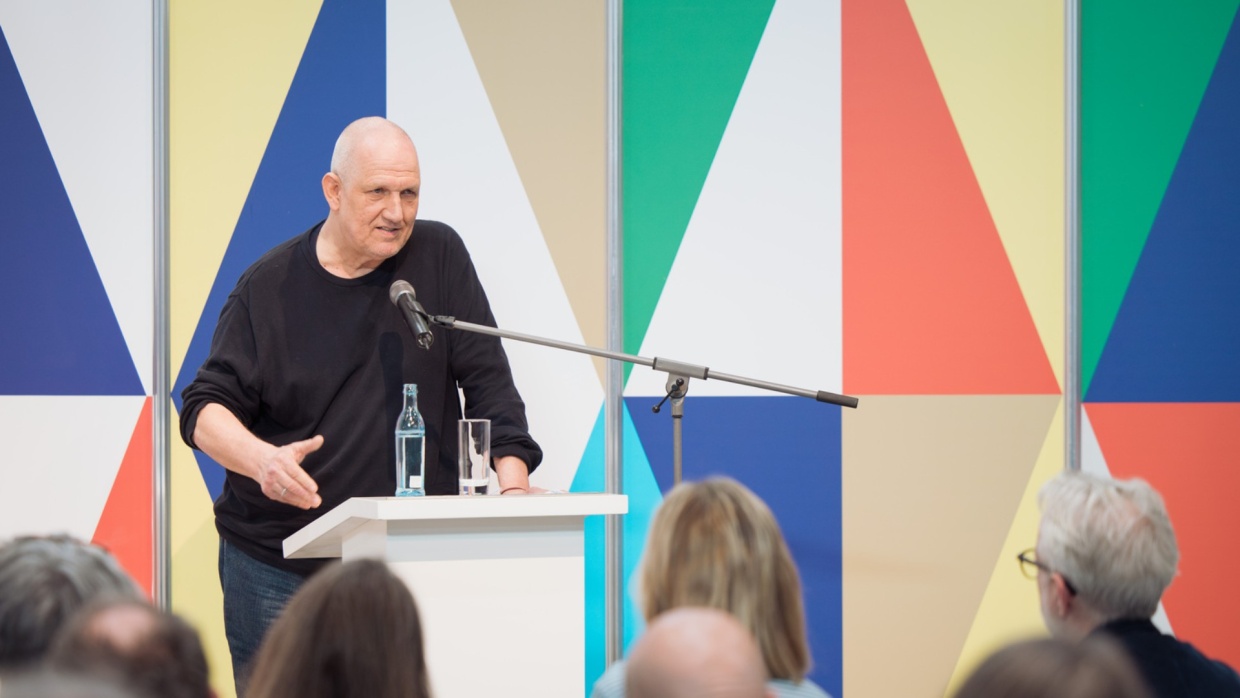Verleger Klaus Bittermann von Edition Tiamat bei seiner Dankesrede für den Kurt-Wolff-Preis 2026 auf der Leipziger Buchmesse