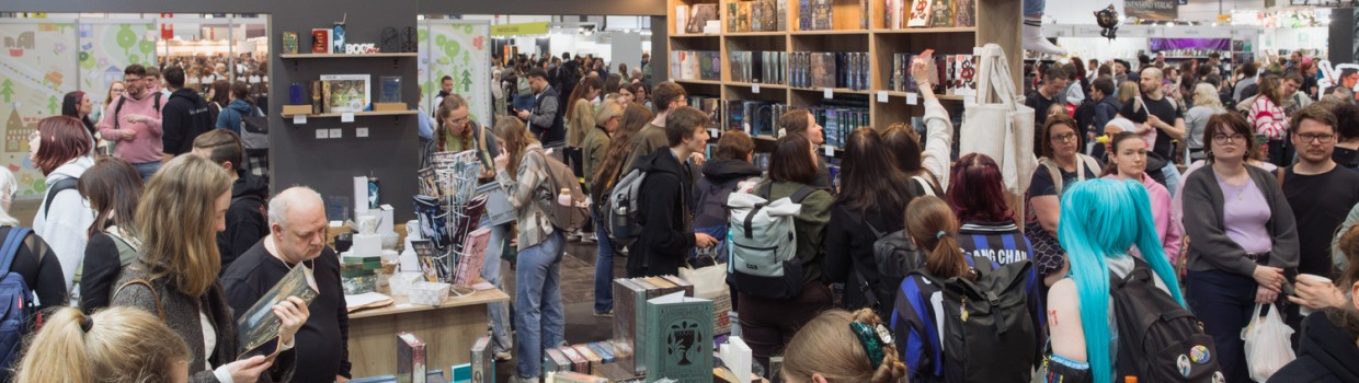 Volle Messehalle mit Besucher:innen zwischen Ständen auf der Leipziger Buchmesse 2026