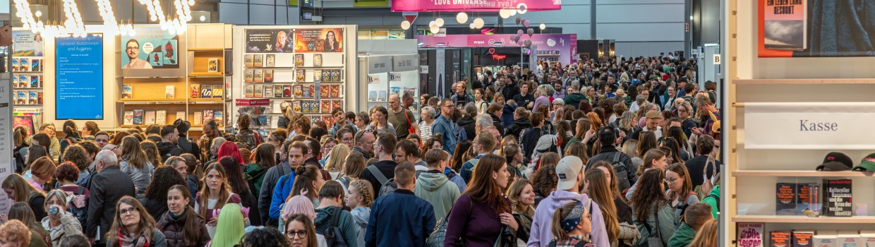 Messehalle mit vielen Besucher:innen auf der Leipziger Buchmesse 2026