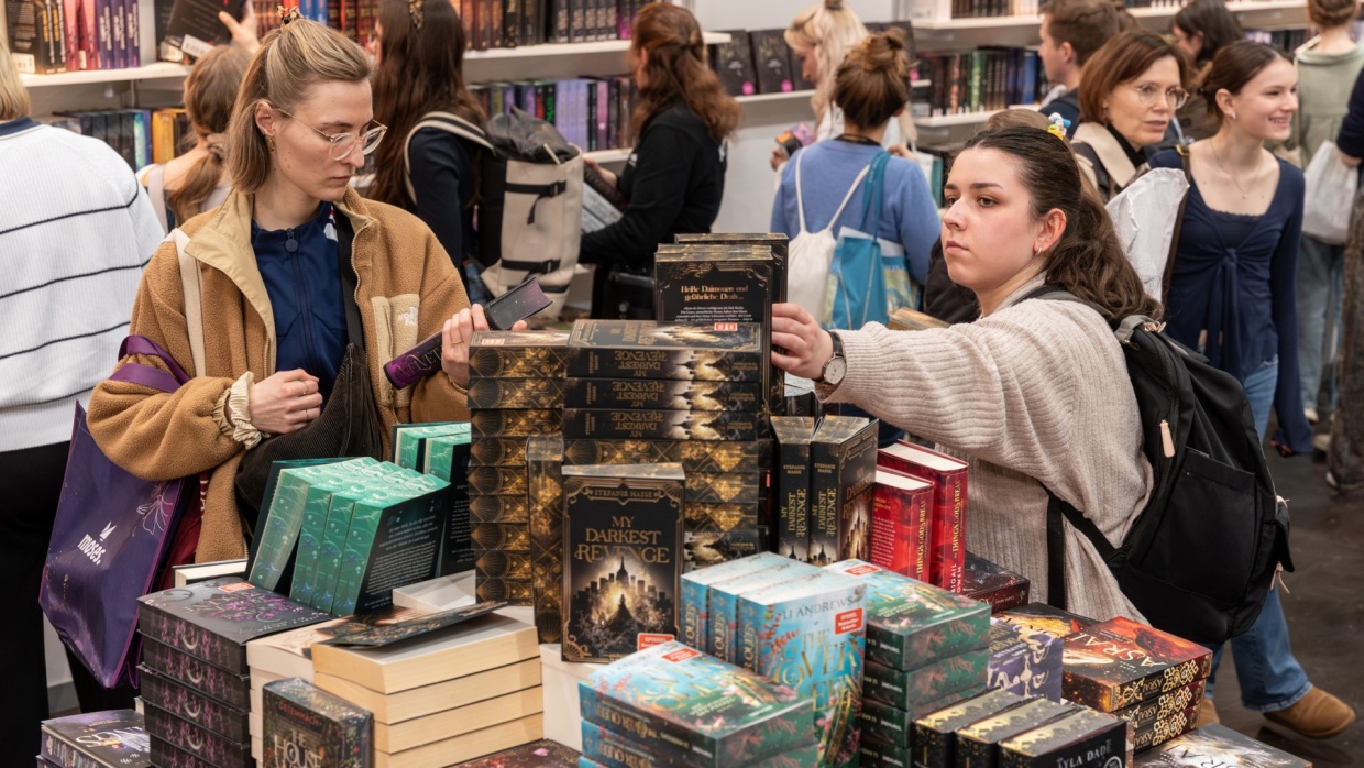 Messestand mit stöbernden Besucher:innen auf der Leipziger Buchmesse 2026