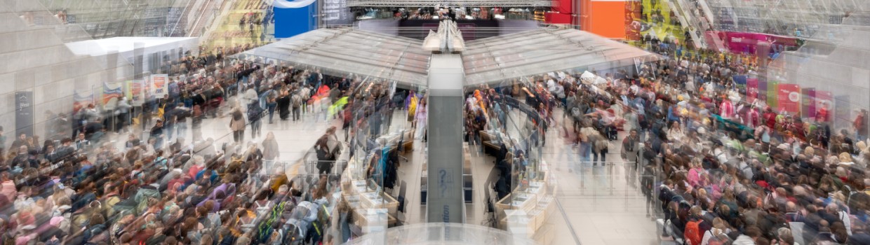 Blick in die volle Glashalle mit farbigen Bannern auf der Leipziger Buchmesse 2026