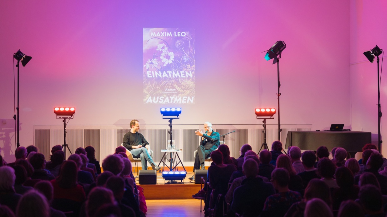 Leipzig liest Veranstaltung mit Maxim Leo in der Stadtbibliothek vor vollbesetztem Publikum während der Leipziger Buchmesse 2026