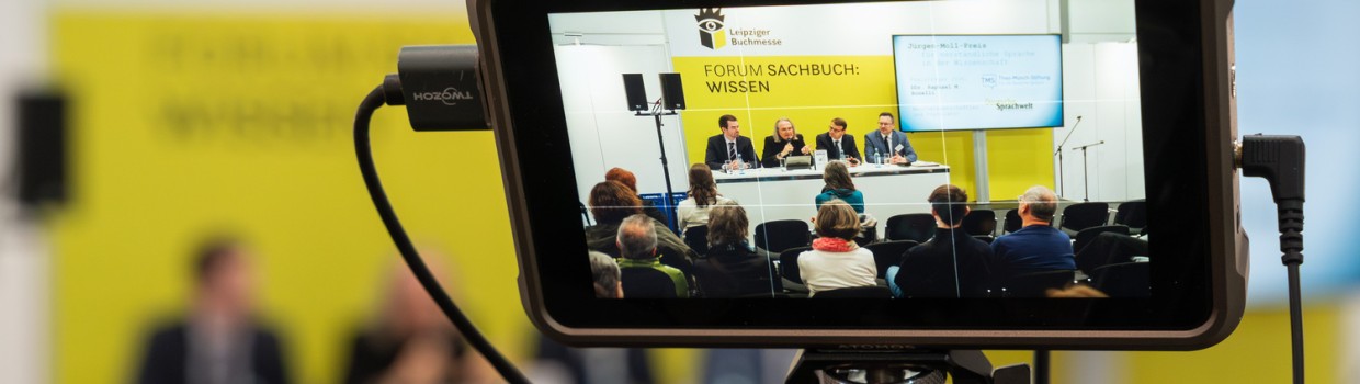 Kamera filmt eine Bühnenveranstaltung im Messebereich der Leipziger Buchmesse 2026