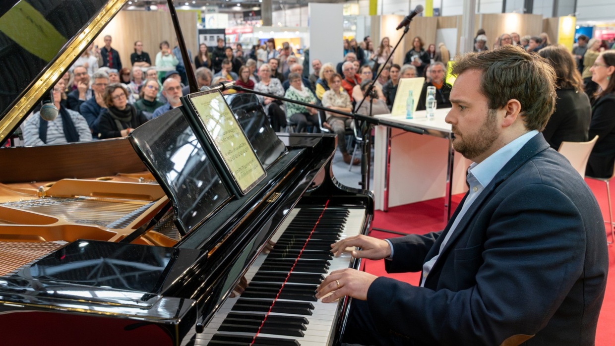 Bühnenveranstaltung im Musik Café auf der Leipziger Buchmesse 2026 mit Pianist