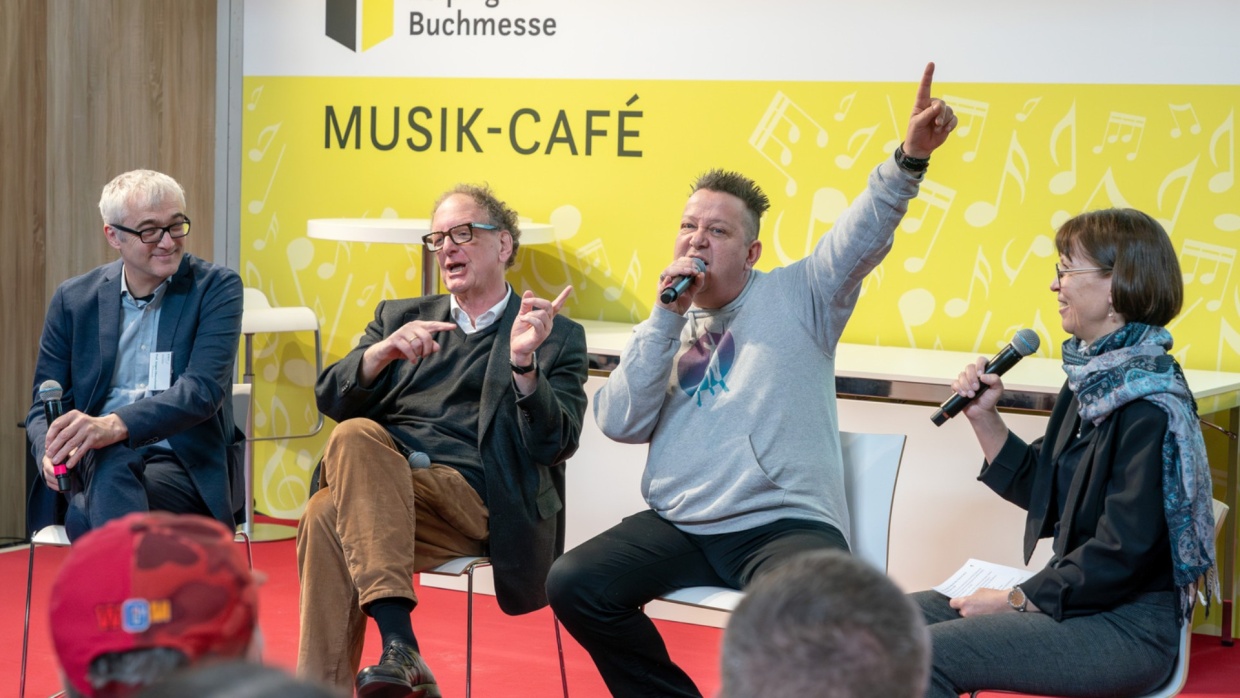 Bühnenveranstaltung im Musik Café auf der Leipziger Buchmesse 2026 mit Sebastian Krumbiegel u.a.