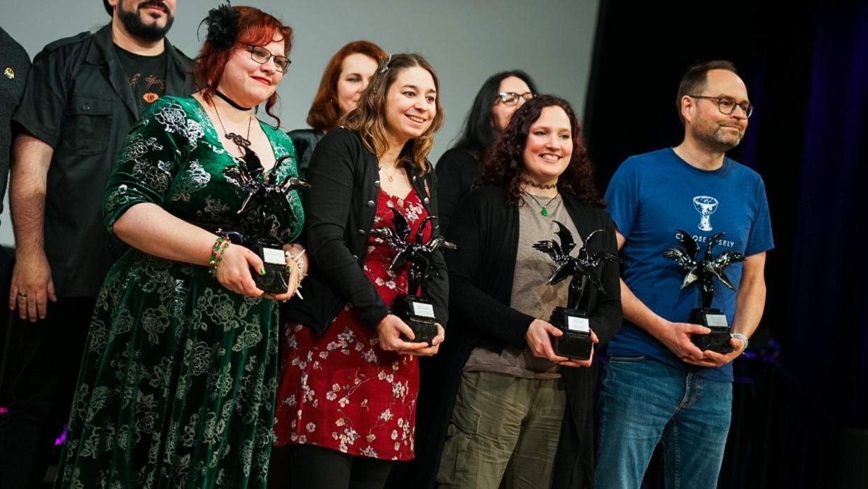 Alle Gewinner:innen und Laudator:innen beim Gruppenfoto bei der Verleihung des Phantastikpreises SERAPH auf der Leipziger Buchmesse 2026