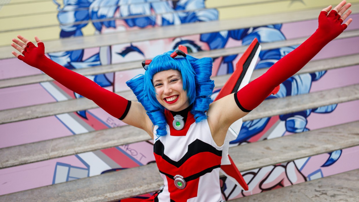 Das Maskottchen der Manga Comic Com 2025 Macoco grinst in die Kamera 