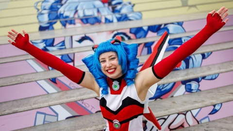 Das Maskottchen der Manga Comic Com 2025 Macoco grinst in die Kamera 