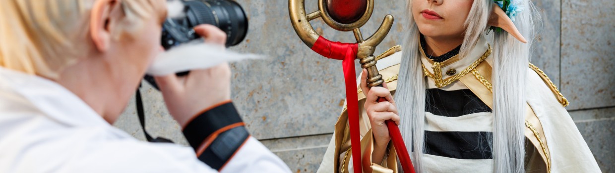 Cosplayer:in fotografiert Cosplayer:in auf der Manga Comic Con 2025