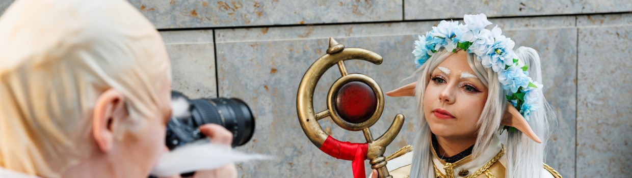 Cosplayer:in fotografiert Cosplayer:in auf der Manga Comic Con 2025
