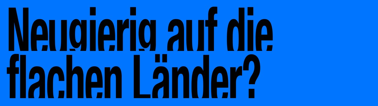 Der Mottospruch des Gastlands 2024 "Neugierig auf die flachen Länder?" in schwarzer Schrift auf blauem Hintergrund. 