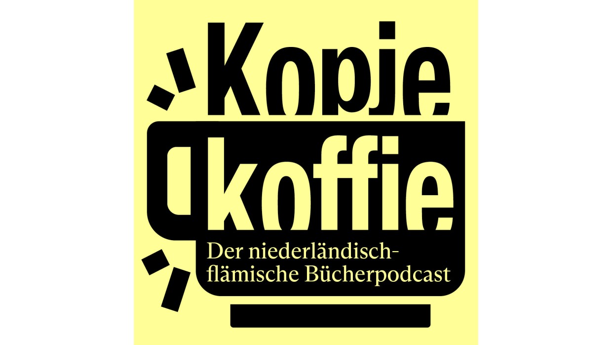 Grafik mit schwarzer Kaffeetasse vor gelbem Hintergrund mit dem Text "Kopje Koffie - Der niederländisch-flämische Bücherpodcast" 