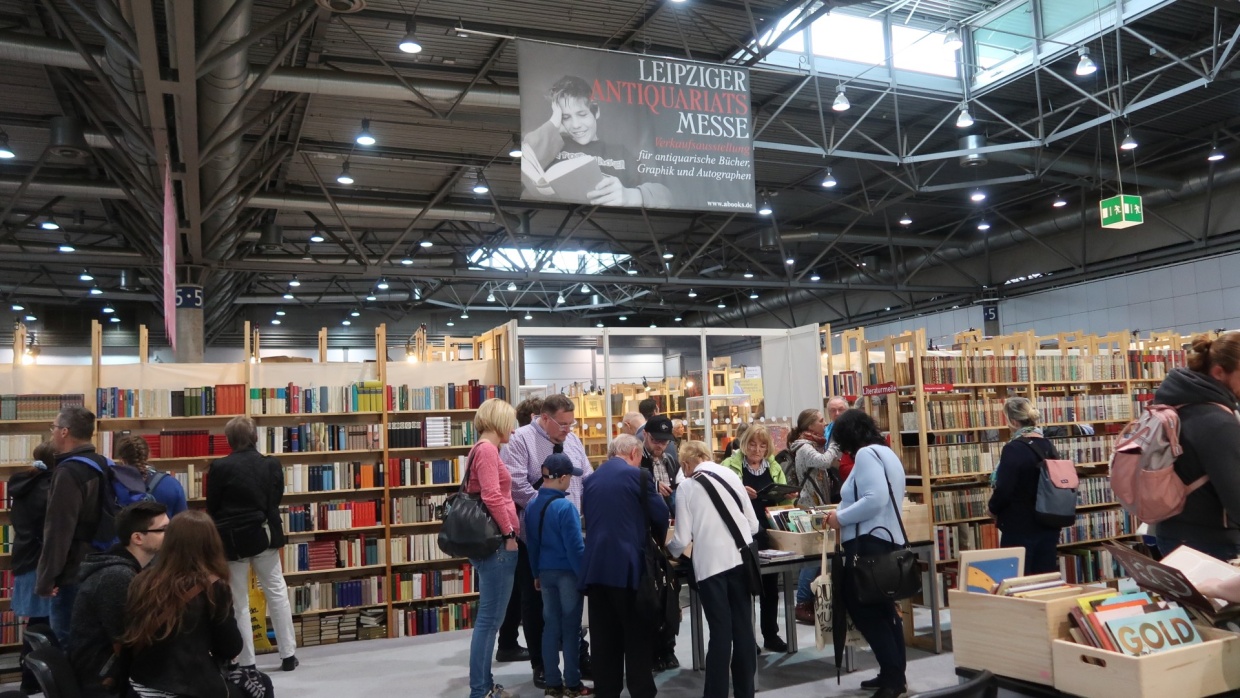 Leipzig Antiquarian Book Fair at the Leipzig Book Fair 2024 with visitors in front of bookshelves, source: Ursula Saile-Haedicke, Braunschweig
