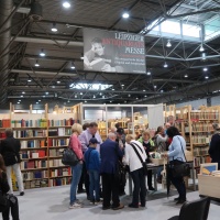 Leipzig Antiquarian Book Fair at the Leipzig Book Fair 2024 with visitors in front of bookshelves, source: Ursula Saile-Haedicke, Braunschweig