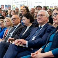 Seated audience at the Ukraine booth with many listeners, including (from right) Skadi Jennicke, Frank-Walter Steinmeier, Astrid Böhmisch, at the Leipzig Book Fair 2024.